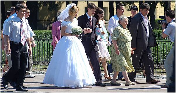 sightseeing-11 in St.Petersburg(RU), wedding party with mum in front